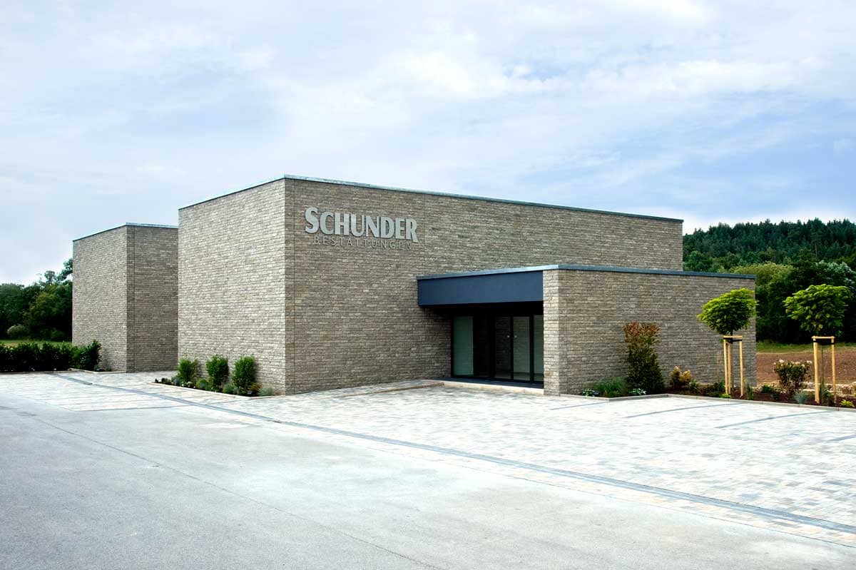 Das neue Trauerzentrum von Schunder Bestattungen am Rande des Steigerwalds in Prölsdorf im Landkreis Bamberg