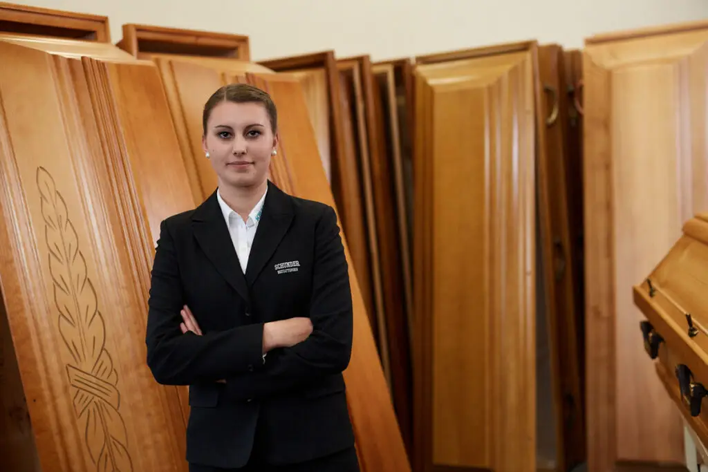 Wir bieten eine duale Ausbildung zur Bestattungsfachkraft (m/w/d); Schunder Bestattungen
